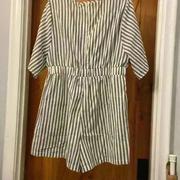 Striped Print Pocket Knot Flutter Sleeve Jumpsuit by Bloomchic. Size 12 New - Picture 6 of 8